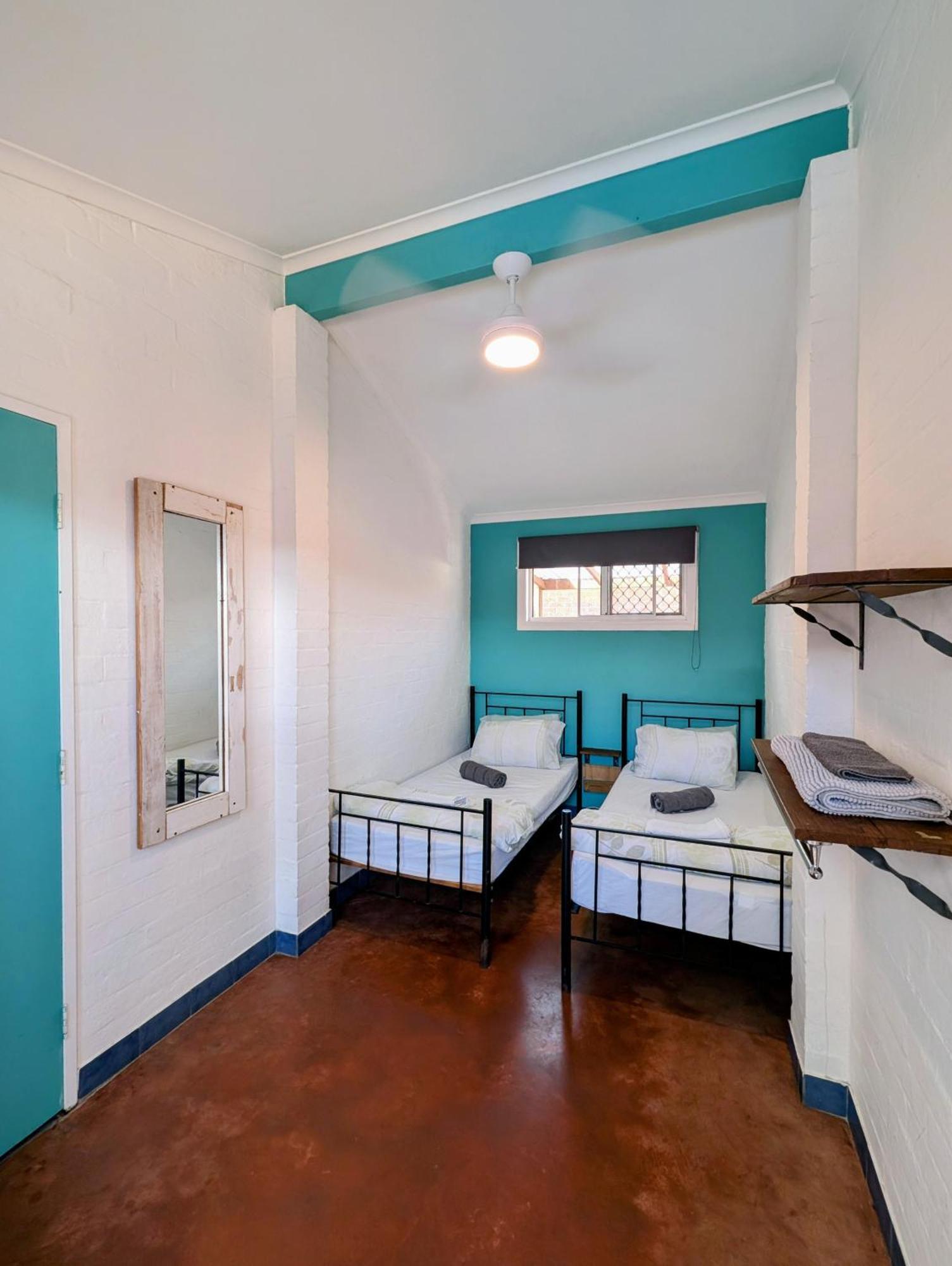 Хостел Ozzie Pozzie Backpackers Порт-Маккуори Экстерьер фото