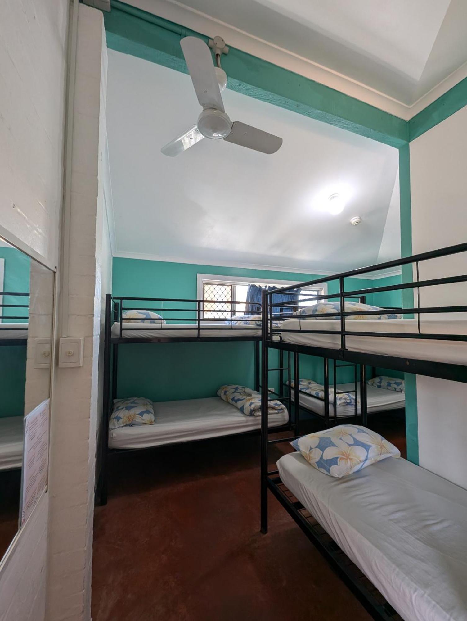 Хостел Ozzie Pozzie Backpackers Порт-Маккуори Экстерьер фото