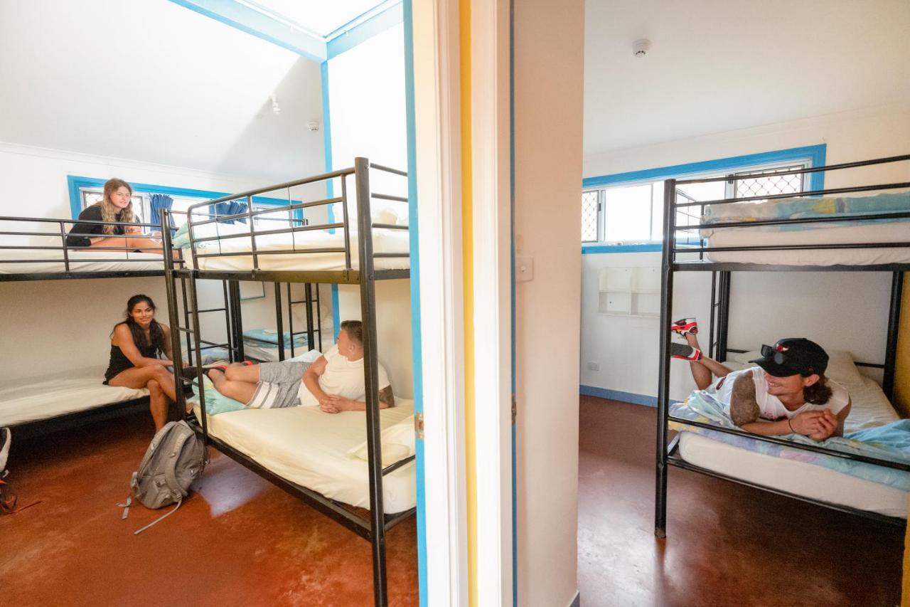 Хостел Ozzie Pozzie Backpackers Порт-Маккуори Экстерьер фото